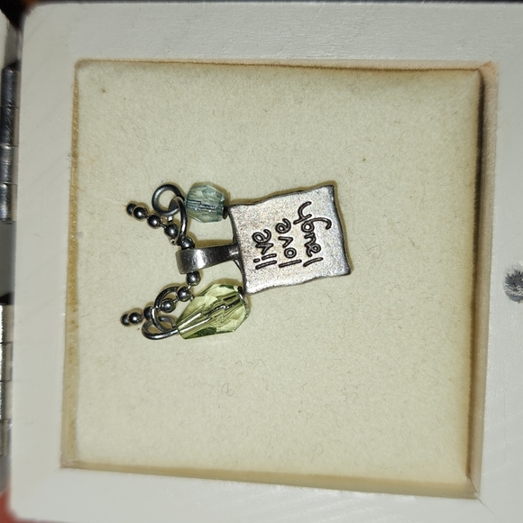 Necklace in box - Picture 2 of 2